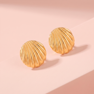 Brinco concha em banho ouro 18k hipoalergênico para mulheres.