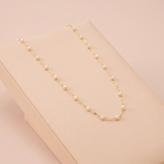 Colar com pérolas delicadas e banho ouro 18k, semijoia feminina hipoalergênica de estilo elegante.