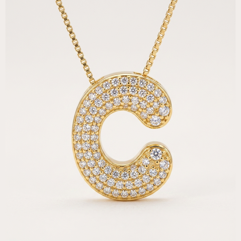 Colar Letra C com Zircônias Banho Ouro 18k Colar letra C com zircônias banhado a ouro 18k hipoalergênico com acabamento delicado.