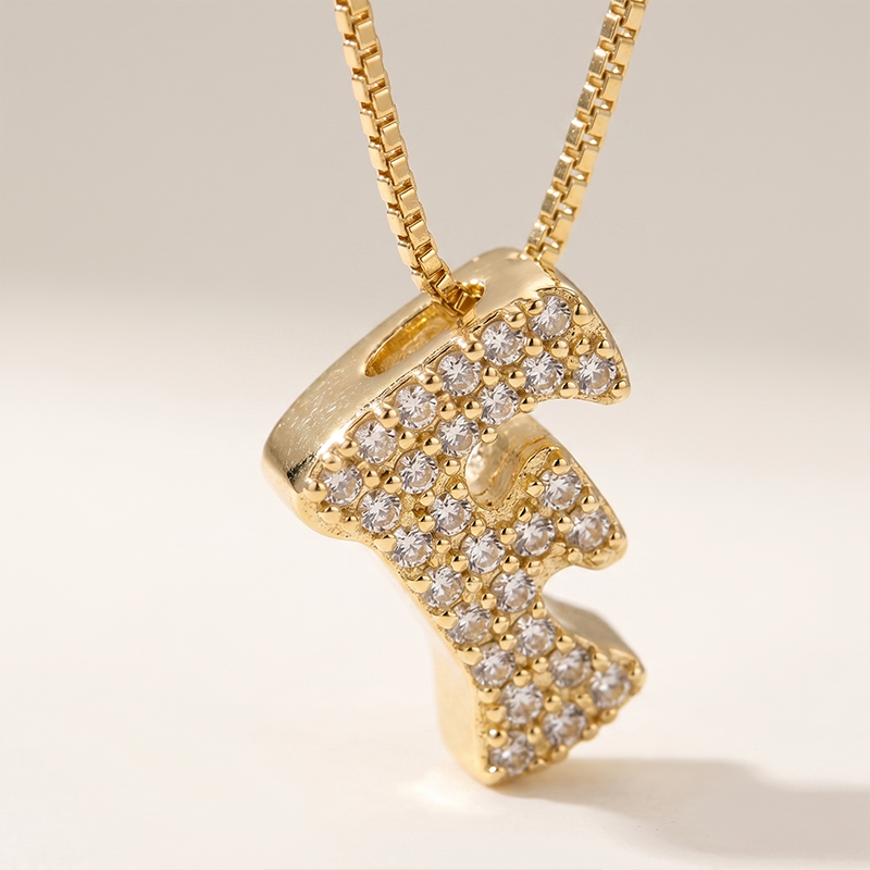 Colar Letra F com Zircônias Banho Ouro 18k Colar letra F com zircônias banhado a ouro 18k hipoalergênico com acabamento delicado.