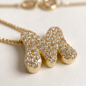Colar letra M com zircônias banhado a ouro 18k hipoalergênico com acabamento delicado.