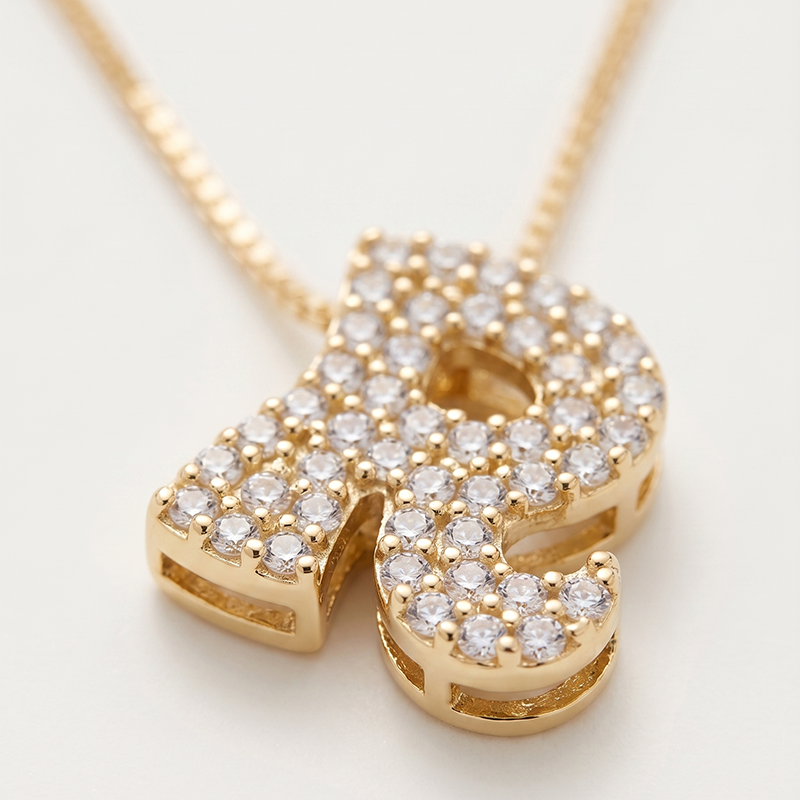 Colar Letra R com Zircônias Banho Ouro 18k Colar letra R com zircônias banhado a ouro 18k hipoalergênico com acabamento delicado.