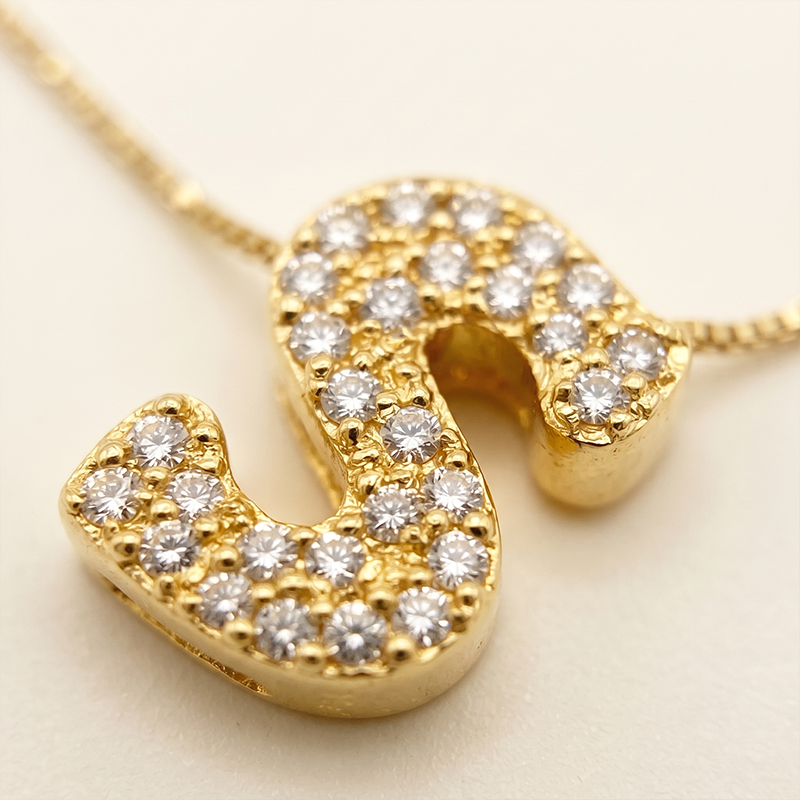 Colar Letra S com Zircônias Banho Ouro 18k Colar letra S com zircônias banhado a ouro 18k hipoalergênico com acabamento delicado.