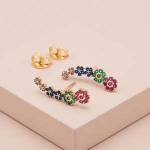 Brinco floral com zircônias coloridas em banho ouro 18k hipoalergênico Sejabelle Semijoias