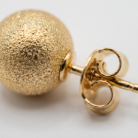 Brinco esfera fosca banho ouro 18k hipoalergênico