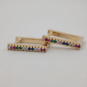 Brinco argola quadrada com zircônias coloridas banho ouro 18k tamanho G hipoalergênico