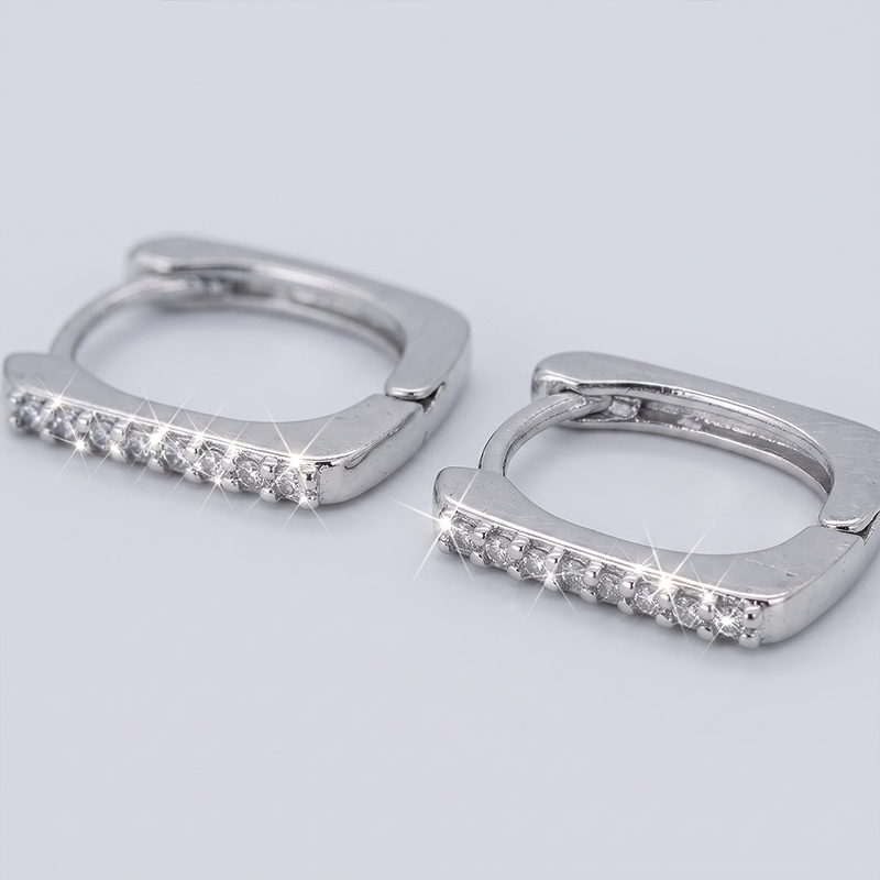 Brinco Argola Quadrada com Zircônias Ródio M Brinco argola quadrada com zircônias transparentes banho ródio tamanho M, acabamento polido e hipoalergênico.
