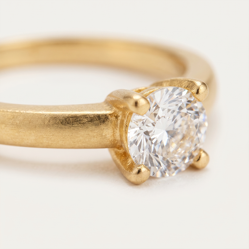 Anel Solitário Clássico com Zircônia Ouro 18k Tam. 16 Anel solitário clássico com zircônia banho ouro 18k tamanho 16, acabamento polido e hipoalergênico.