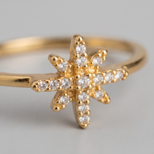 Anel estrela com zircônia banho ouro 18k tamanho 19, acabamento polido e hipoalergênico.