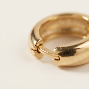 Brinco argola lisa banho ouro 18k tamanho M hipoalergênico com acabamento polido de alto brilho.