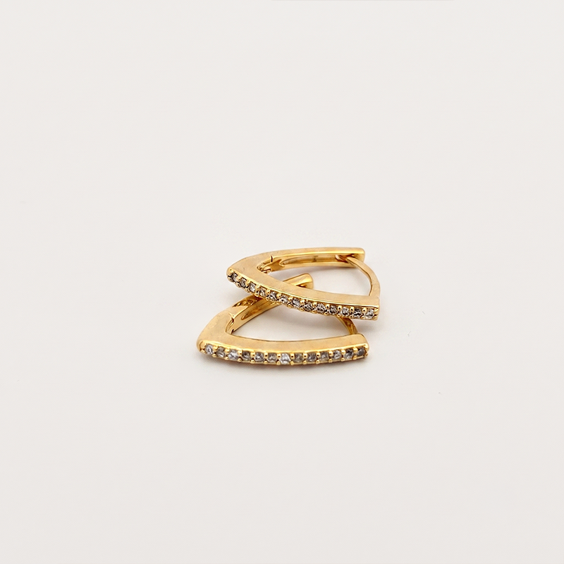Brinco Argola Triangular G Ouro 18k Brinco argola triangular com zircônias tamanho G banho ouro 18k semijoia hipoalergênica