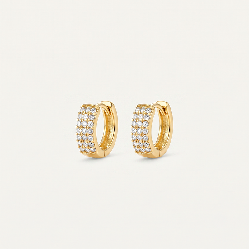 Brinco Argola com Zircônias P Ouro 18k Brinco argola com zircônias tamanho P banho ouro 18k semijoia hipoalergênica