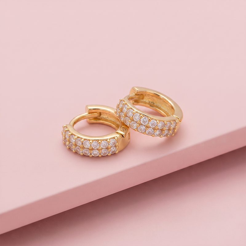 Brinco Argola com Zircônias M Ouro 18k Brinco argola com zircônias tamanho M banho ouro 18k semijoia hipoalergênica