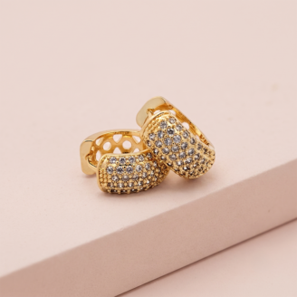Brinco argola cravejada com zircônias transparentes banho ouro 18k tamanho G hipoalergênico