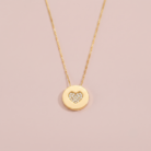 Colar medalha com coração em zircônias, banho ouro 18k, semijoia feminina hipoalergênica.