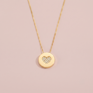 Colar medalha com coração em zircônias, banho ouro 18k, semijoia feminina hipoalergênica.