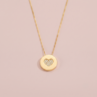 Colar medalha com coração em zircônias, banho ouro 18k, semijoia feminina hipoalergênica.