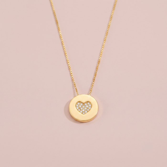 Colar medalha com coração em zircônias, banho ouro 18k, semijoia feminina hipoalergênica.
