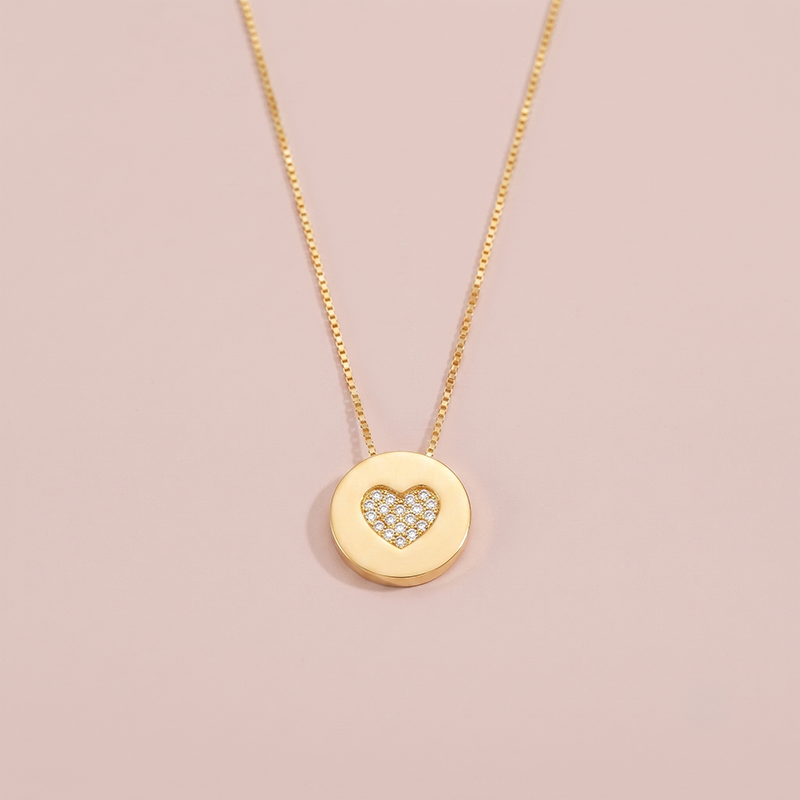 Colar Medalha com Coração em Zircônias Ouro 18k Colar medalha com coração em zircônias, banho ouro 18k, semijoia feminina hipoalergênica.