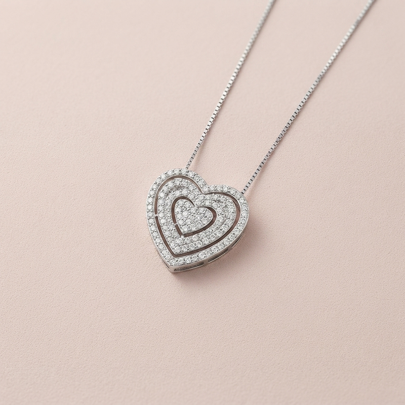 Colar Três Corações com Zircônias Banho Ródio Colar três corações com zircônias e banho ródio, semijoia feminina hipoalergênica de design delicado.