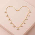 Colar com pontos de luz em zircônias e banho ouro 18k, semijoia feminina hipoalergênica com brilho delicado.
