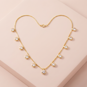 Colar com pontos de luz em zircônias e banho ouro 18k, semijoia feminina hipoalergênica com brilho delicado.