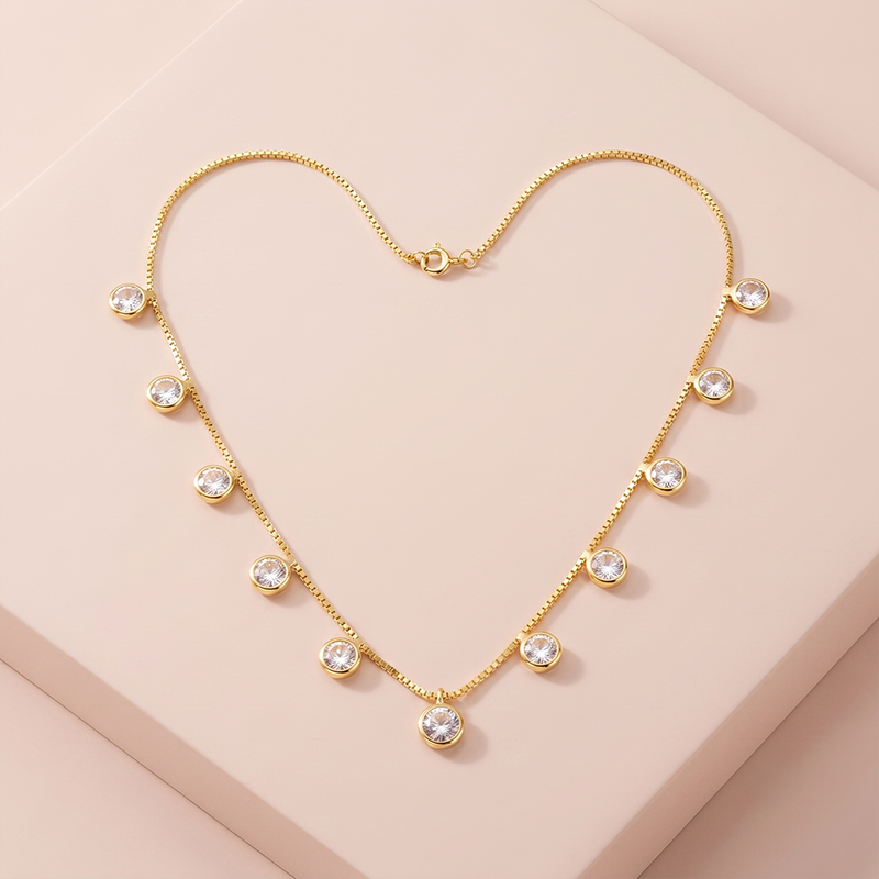 Colar com Pontos de Luz em Zircônias Ouro 18k Colar com pontos de luz em zircônias e banho ouro 18k, semijoia feminina hipoalergênica com brilho delicado.