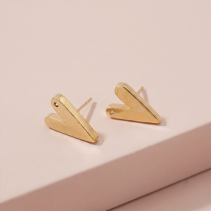 Brinco V com zircônia em banho ouro 18k, semijoia feminina hipoalergênica de design moderno.