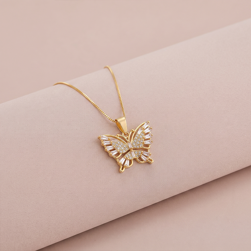 Colar Borboleta com Zircônias Ouro 18k Colar borboleta com zircônias em banho ouro 18k, semijoia feminina hipoalergênica de brilho delicado.