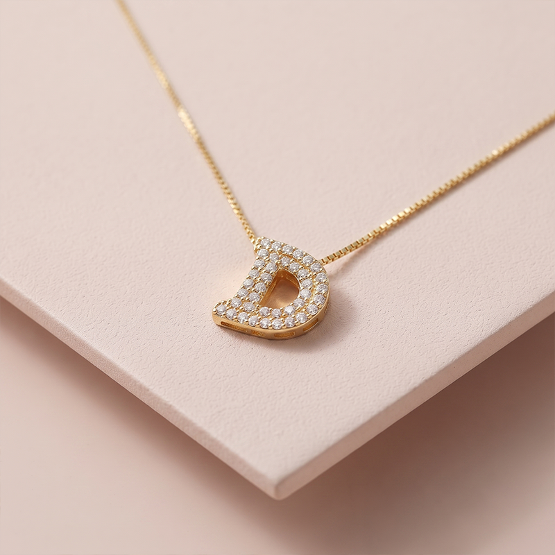 Colar Letra D com Zircônias Banho Ouro 18k Colar letra D com zircônias banhado a ouro 18k hipoalergênico com acabamento delicado.