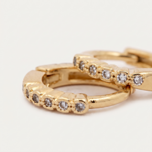 Brinco argola tamanho P com zircônias em banho ouro 18k hipoalergênico Sejabelle Semijoias