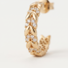 Brinco argola com folhas e zircônias em banho ouro 18k, semijoia hipoalergênica com design delicado.