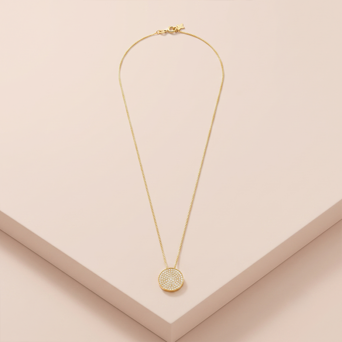 Colar medalha redonda cravejada com zircônias em banho ouro 18k, semijoia feminina hipoalergênica.