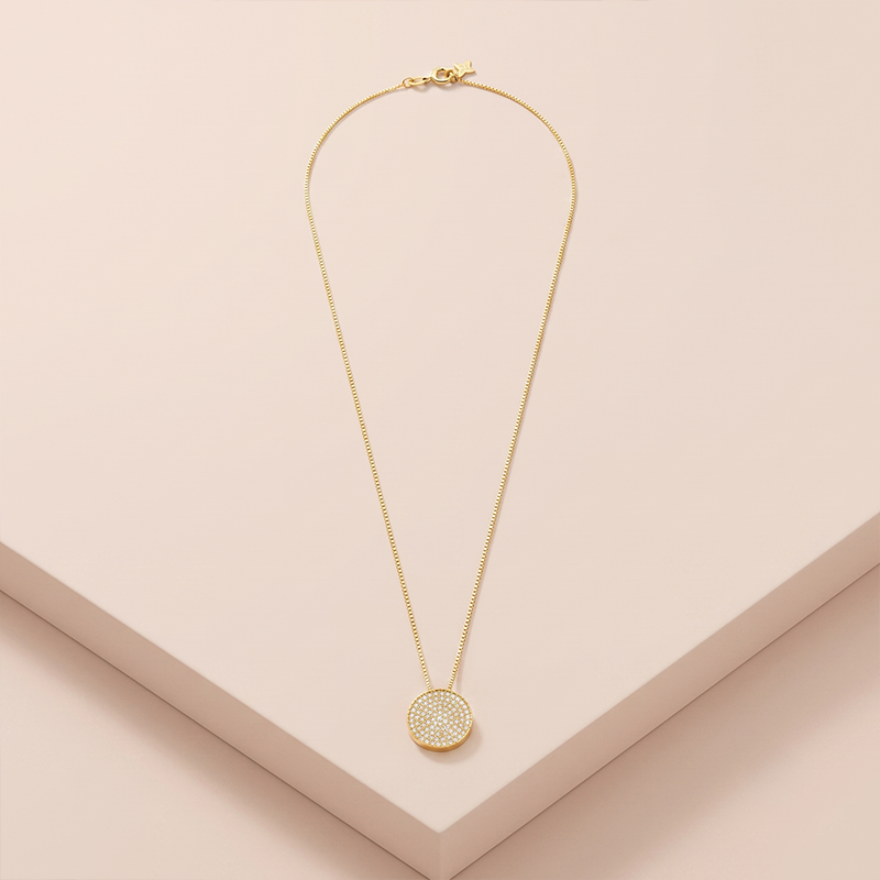 Colar Medalha Redonda Cravejada com Zircônias Ouro 18k Colar medalha redonda cravejada com zircônias em banho ouro 18k, semijoia feminina hipoalergênica.