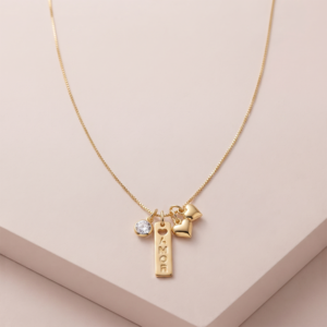 Colar placa Amor com corações e zircônia em banho ouro 18k hipoalergênico para mulheres.