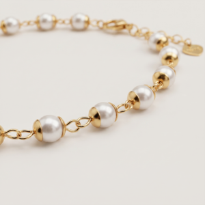 Colar de pérolas orgânicas banho ouro 18k hipoalergênico com acabamento polido de alto brilho.