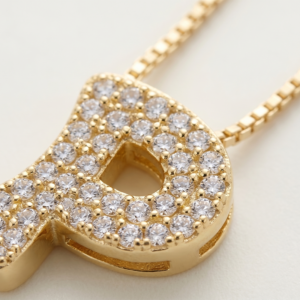Colar letra P com zircônias banhado a ouro 18k hipoalergênico com acabamento delicado.