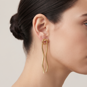 Brinco nó com malha metálica banho ouro 18k para mulheres, semijoia hipoalergênica com acabamento elegante.