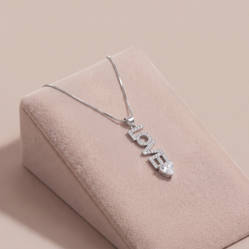 Colar Love com Coração e Zircônias Banho Ródio Colar Love com coração e zircônias em banho ródio, semijoia feminina hipoalergênica e sofisticada.