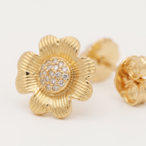 Brinco flor com zircônias banhado a ouro 18k hipoalergênico com brilho delicado.