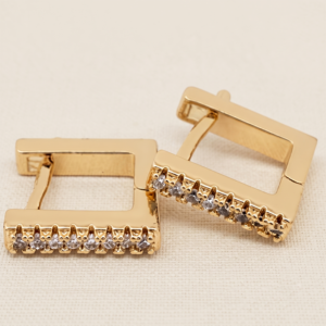 Brinco argola quadrada com zircônias banho ouro 18k tamanho P hipoalergênico
