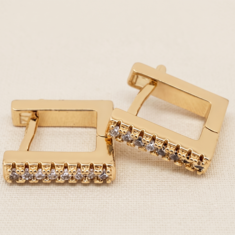 Brinco argola quadrada com zircônias ouro 18k P Brinco argola quadrada com zircônias banho ouro 18k tamanho P hipoalergênico