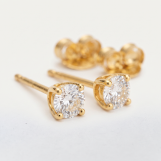 Brinco ponto de luz com zircônia transparente em banho ouro 18k, semijoia hipoalergênica elegante.