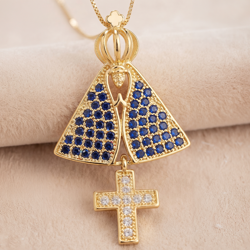 Colar Nossa Senhora Aparecida com Cruz Ouro 18k Colar Nossa Senhora Aparecida com cruz e zircônias em banho ouro 18k, semijoia feminina hipoalergênica.