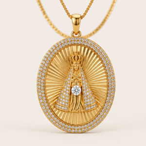 Colar medalha Nossa Senhora Aparecida com zircônias transparentes banho ouro 18k, hipoalergênico.