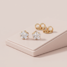 Brinco flor com zircônia cravejada banho ouro 18k, acabamento brilhante e hipoalergênico.