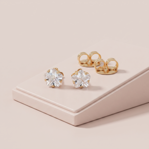 Brinco flor com zircônia cravejada banho ouro 18k, acabamento brilhante e hipoalergênico.