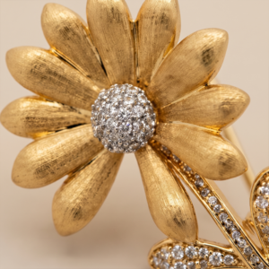 Broche flor margarida com zircônias banho ouro 18k hipoalergênico