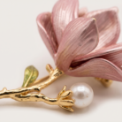 Broche flor rosa com pérola banho ouro 18k hipoalergênico