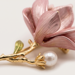 Broche flor rosa com pérola banho ouro 18k hipoalergênico